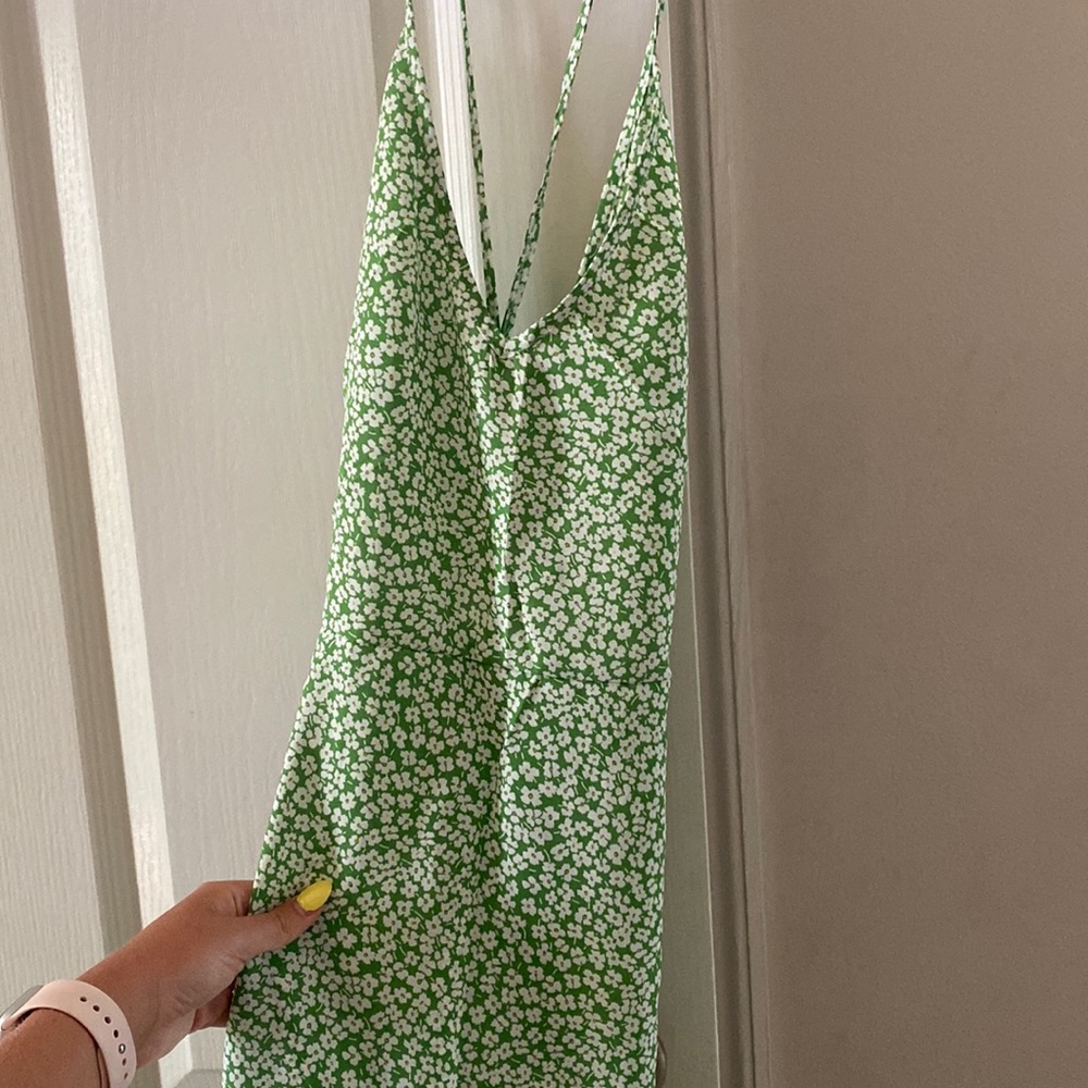 Floral criss-cross backless cami dress💚🍀 - Picture 4 of 4